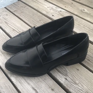  - Snygga svarta loafers köpta på new look för ett par år sedan. Aldrig använda. Frakt tillkommer🌸
