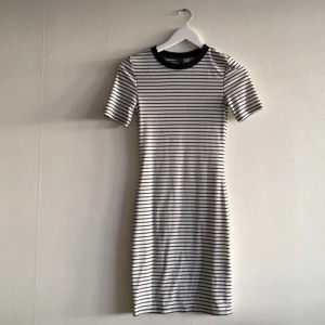  - Jätteskön klänning från hm använd en gång