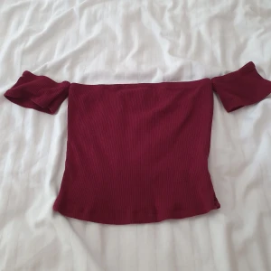 vinröd topp Fashion nova  - storlek S samfraktar, skriv vid intresse, 