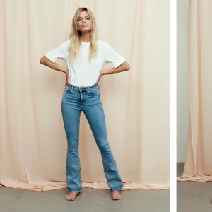 Boot cut jeans - Säljer dessa oanvända boot cut jeansen från bikbok, då jag har liknande. Jag är ca 163 cm och de är lite långa på mig! De är köpta för 599 kr ✨ se andra bilden för detaljer!