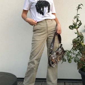 Håkan Hellström T-shirt - T-shirt med Håkan Hellström tryck på! Köparen står för frakt 💖