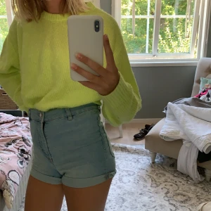 En neongrön stickad tröja, storlek M - en neongrön stickad tröja som är lite oversized, använd några fåtal gånger✨ Storlek M💗 OBS: Den sticks inte 