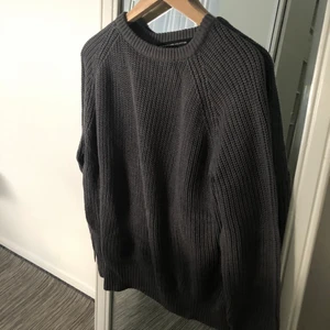 Mörkgrå stickad tröja - Mörkgrå stickad tröja från lager157 i storlek S. Aldrig använt, fortfarande bra skick. Frakt förekommer, men kan mötas i Göteborg. För fler frågor och bilder kontakta mig!