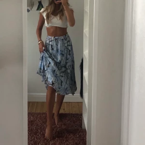 InWear Copenhagen Kjol i storlek 36 - Säljer alltså denna mönstriga kjol från InWear Copenhagen. Otroligt skön och luftig. Aldrig använd ändats provad. Säljer då jag redan har alldeles för många kjolar.