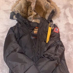 Parajumpers damjacka - Parajumpers damjacka, Storlek S, köptes för runt 10 000 kr för ett tag sedan och har därför lyckats slarva bort kvitto men den är helt äkta, perfekt för höst och vintersäsongen, kan FRAKTAS också