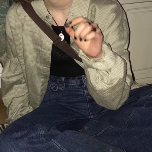 Skjorta från Humana - Avklippta nedtill, men går lätt att snygga till genom att sy en söm (skriv för bild)! Annars i fint skick :) den är i storlek Xl, men jag har storlek S/XS och skulle säga att den är rätt liten i storleken 