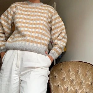 Fin-stickad tröja från &Other Stories✨ - Hej! Säljer min fina stickade tröja från &Other Stories eftersom är i behov av lite pengar haha. Använd ett fåtal gånger! Inga slitage eller liknande 💞 Nypris- 890kr *FRAKT 59*