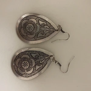 Coola silver örhängen! - Coola silver örhängen! Fått dessa men har ej använt dem hittills så säljer vidare till någon som skulle älska dessa❤️