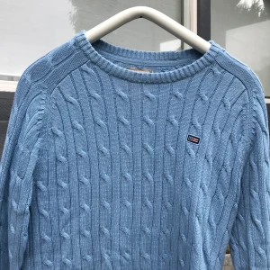 Lexington kabelstickad, ALDRIG ANVÄND - Detta är en kabelstickad Lexington tröja som aldrig har använts. Mycket bra skick. Köpt i Lexington butik.