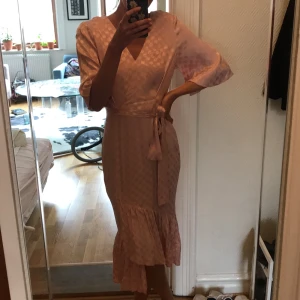 Klänning  - Jättefin kimono klänning. Aldrig använd (lapp kvar) säljes då den tyvärr inte kommer till användning. Köpare står för frakt 🌸🌸