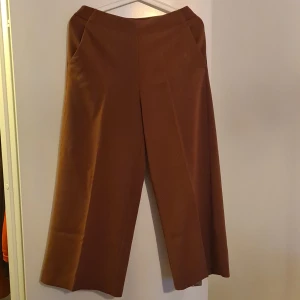 Byxor - Byxor från kappAhl knappt använda i storlek L. Använda bara 3 gånger 