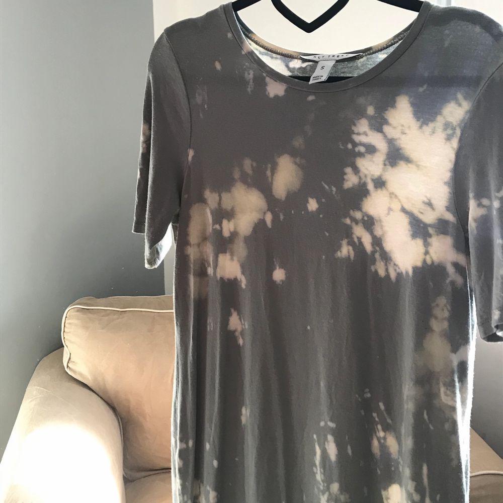 Säljer denna ascoola T-shirt klänning som från början är köpt på Nelly men som jag senare blekt. Superskönt stretchigt material. Strl S men skulle säga att den kan passa M också beroende på hur oversize man vill ha den. Säljer då den inte kommer till användning. Köparen står för frakt. Klänningar.