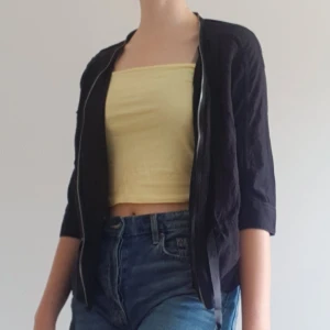 Blus m. dragkedja  - Fin blus som funkar som både en blus och en tunn kofta. Lapparna är bortklippta men verkar vara ungefär i storlek S, liten M. Säljes för 55kr exklusive frakt (44kr). Bjuder dock på frakten vid köp över 300kr! 