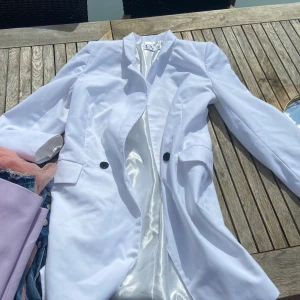 Vit lång blazer nakd - En lite längre vit bladet från Linn ahlborgs kollektion❤️ storlek 36, använd fåtal gånger 