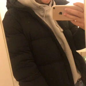 vinter jacka - Säljer min vinterjacka ifrån McKinley. stolek 40. nypris runt 1500kr om jag minns rätt. säljer för 400. den har ett hål på ena axeln inte jätte stort men de finns där.