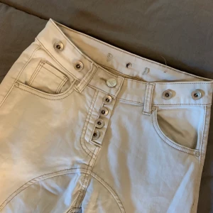 Beiga byxor - Snygga beiga byxor, vet inte exakt vart dom är ifrån men tror Only eller Vera Moda. Finns små fläckar som jag försökt ta bort men har inte rätta saker till det. Tar endast swish, och frakt igår i priset🌸