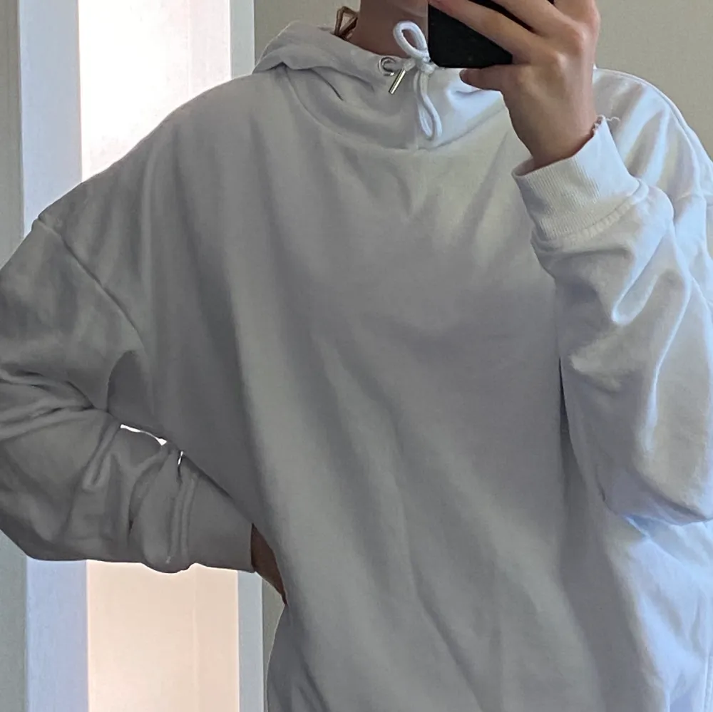 Hej! Säljer denna vita hoodie från stadium. Endast använd få gånger då den är för stor för mig💞. Hoodies.