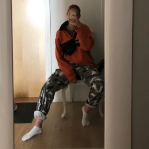 Militärbyxor - Intresse koll på mina militärbyxor. Skriv vid intresse. Bra skick. 