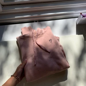 Hoodie - Supersöt hoodie med ett litet hjärta på vänstra bröstet💓 inga noppor eller fläckar 