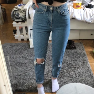 Slitna jeans - Jättefina jeans köpta här på Plick men var tyvärr för små. Köparen betalar frakt☺️