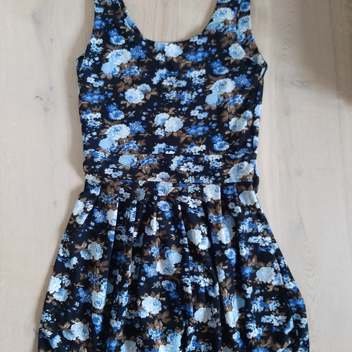 Gullig blommig klänning!!! - 90