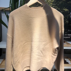 &otherstoeies stickad tröja - Fint skick, stickad beige färgad tröja med hög hals