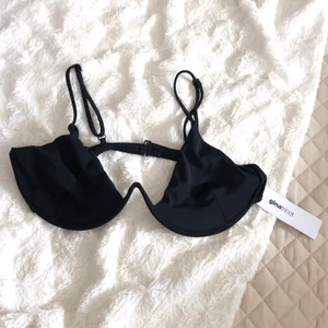 Helt oanvänd bikini topp från Gina🖤 - Super snygg bikinitopp från Gina🖤 Den är helt oanvänd, prislappen är kvar🖤 Säljer pga att den inte passade mig, strl L. Hoppas nån annan kan få användning för den för gillar verkligen modellen🖤 Ny pris: 249