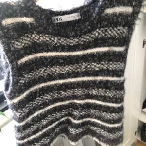 Zara väst - Såå fin väst från zara💕 knappt använd och säljs inte längre✨