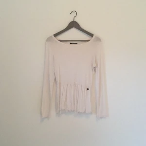  - Blus från Tessie. Sparsamt använd och är i fint skick. Inköpt för 300kr. Blusen har en tonad ljusrosa färg. 