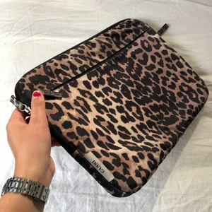 Ganni datorfodral - Säljer ett datorfodral från Ganni. Nypris : 499kr mitt pris: 100kr(frakten ingår) 💘💘