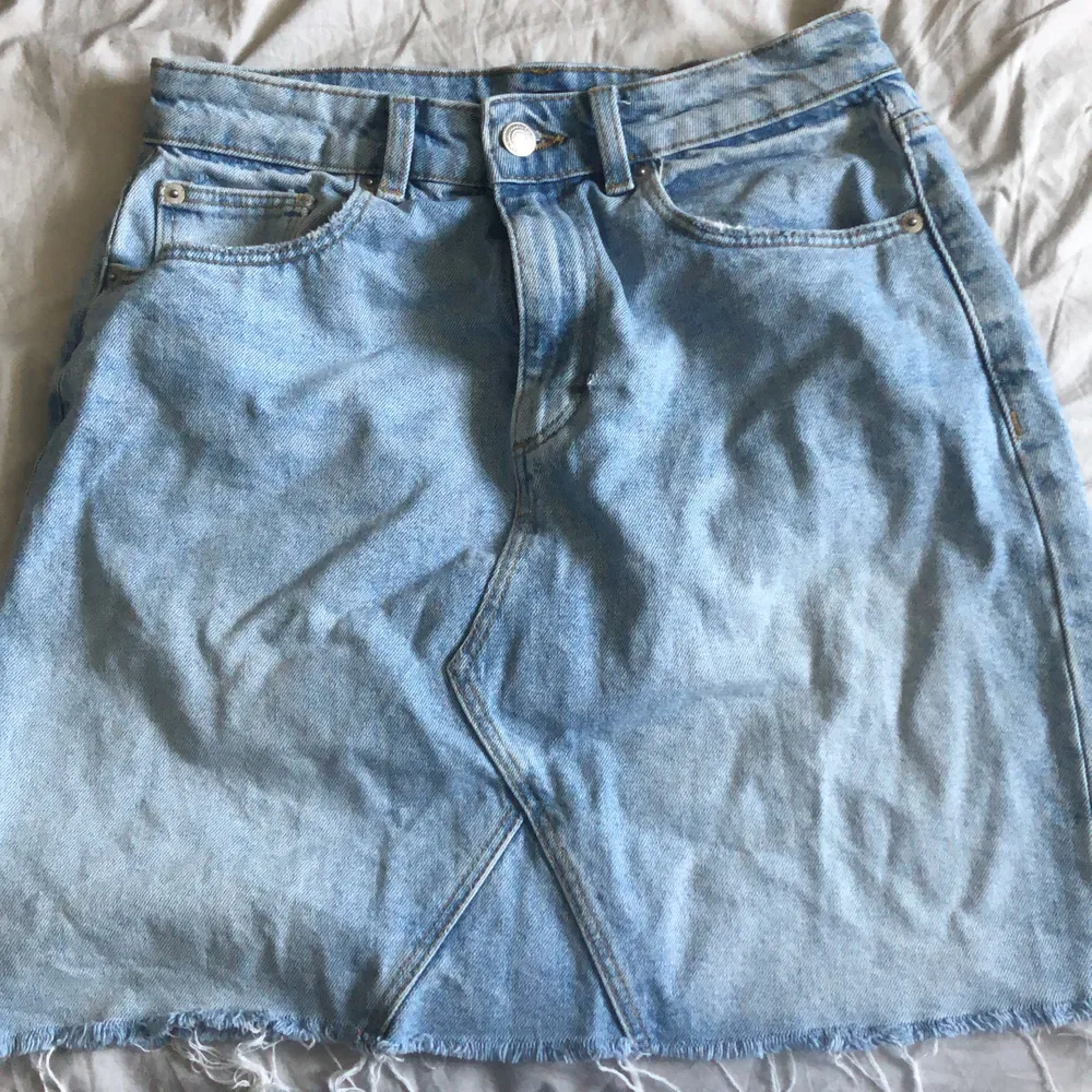 En jeans kjol köpt fån BikBok i storlek 36, jättw fin kjol men säljer för den är för liten för mig. (köparen står för frakten). Kjolar.