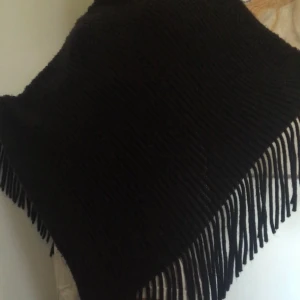 Poncho - Svart stickad poncho perfekt till hösten!!! Passar alla och funkar även att ha över hoodies!!☀️