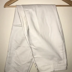 HM kostymbyxor  - Här har vi 3 st kostymbyxor!👏🏼 Det är samma modell bara olika färger! Dem är använda måttligt mycket men inga skador eller så på dem. Dem är högmidjade och bekväma! Storlek 38 står det är det men dem passa nog mer för 36 beroende på kropp!!❤️  50kr/st