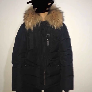  - Säljer Hollies både till tjej och kille, jätte fint skick ser knappt använd ut, kan tänka mig byta mot en annan jacka också, vid intresse av fler bilder så är det bara att skriva och kan fraktas