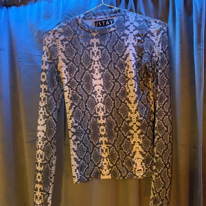 Genomskinlig orm tröja  - Den är genomskinlig men inte för mycket. Från STAY (carlings) strl S, passar XS,M också