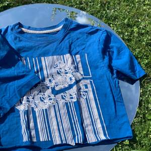 En croppad blå nike t-shirt som jag klippt själv. Säljer eftersom jag inte använder den längre. Köparen står för frakten på 44kr <3