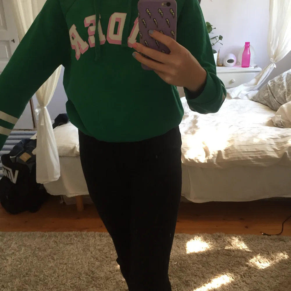 Superskönt och fin grön hoodie från Gina i bra skick. Köpare står för frakt 🥰. Hoodies.