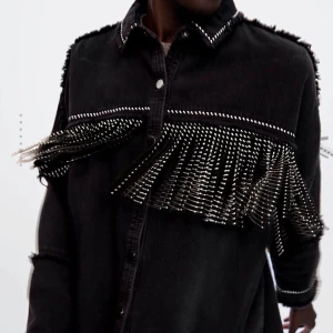 Snygg jeansjacka med fransar - Sjukt snygg jeansjacka från zara i bra skick🤩 tyvärr har jag nu tröttnat på den och den kommer inte till användning 😔😔 men älskar den Såå mycket❤️ (inte min bild)