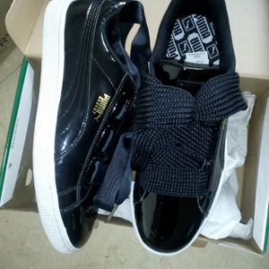 Puma nya - Puma nya i kartong, svart lack extra skosnören strl 38. Köparen betalar frakt. Nypris 999kr