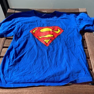 Blå tröja med supergirl/supermantryck - Köpt på marknad utomlands. Bra skick.