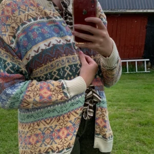 Söt kofta - Fin stickad kofta i så söta färger o mönster, fint skick 