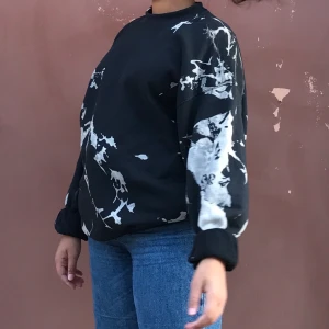 Vintage sweatshirt  - Jag säljer denna skit coola tröjan som jag gjort tie dye på. Den sitter skönt och är skit nice 🦋 200kr + frakt (lite smutsig spegel på de andra bilderna men skriv för fler bilder)