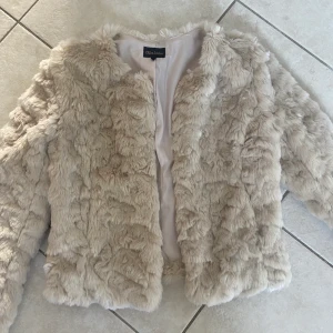 Pälsjacka - Off-white pälsjacka från Chica London, helt oanvänd. Köpt för ca 999 (pris kan diskuteras) 