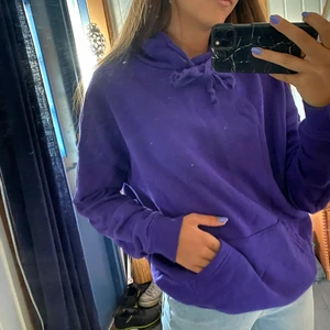 Lila hoodie - Lila hoodie i stl XXS. Är stor i storleken och passar garanterat XS eller S. Då jag själv är en XS-S. Använd ett fåtal gånger därav i fint skick.