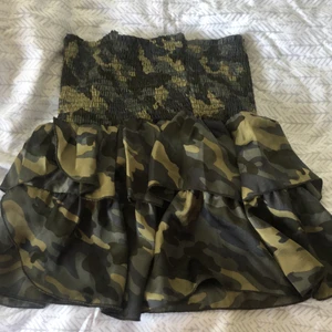 Volang kjol  - Säljer en superfin volangkjol med militärmönster. Passar str S/M. Från neo noir 