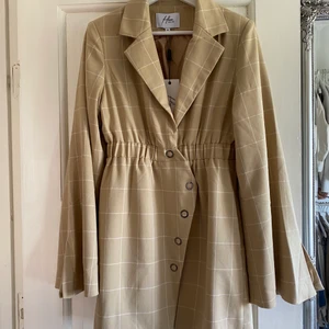 Hoss X NAKD beige blazer  - Säljer min snygga blazer från HossxNaKd! Helt oanvänd med prislapp kvar. Köpare står för frakt, kommer från ett djur och rökfritt hem💛💛