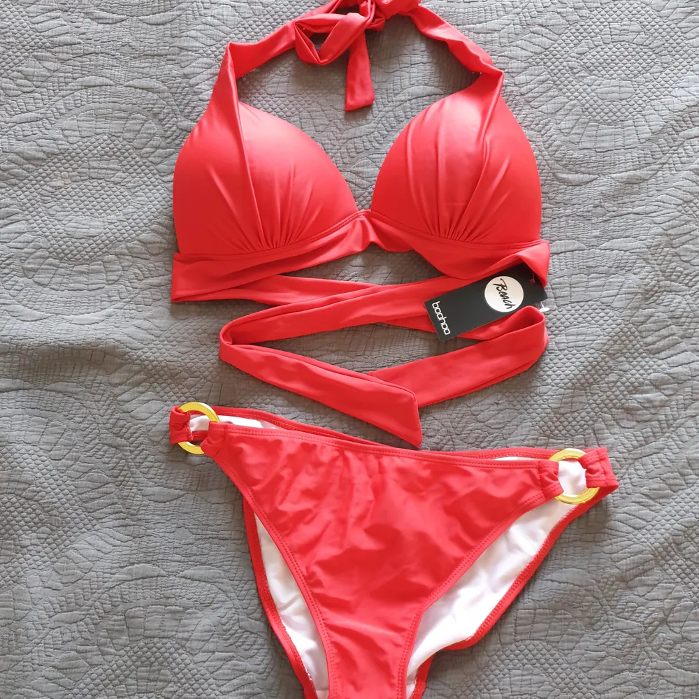 NEW red bikini from BOOHOO - hygiene strip and labels are still attached - will fit size M - L - bikini top is a little bit padded. Övrigt.