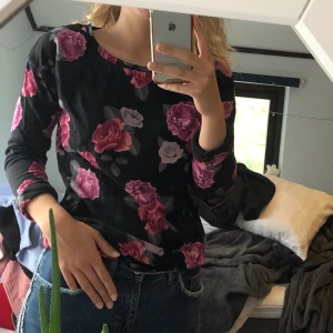 Blommig tröja - Tröja med jättefint blommigt mönster och trekvartslånga ärmar. Köpt på hm för två år sedan men inte använd så mycket pga det är inte riktigt min stil. Kan mötas upp i Stockholm eller frakta (köparen står för frakt).