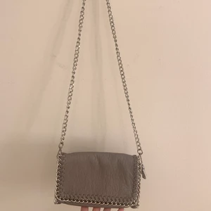 Väska - Säljer min väska, nästan aldrig använd eftersom att bandet är för långt, jag är 164 och den slutar under mina höfter, köpt för 450kr