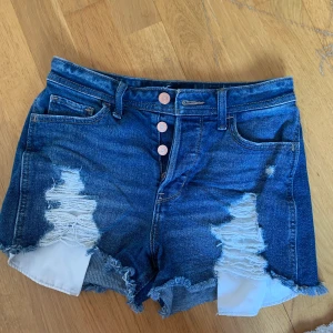 Shorts från Hollister. - Fina shorts från Hollister. Använda 2 gånger-super fint skick. High Waits boyfriend shorts, vintage stretch. Nypris 498kr, mitt pris 200kr. Storlek 25. 